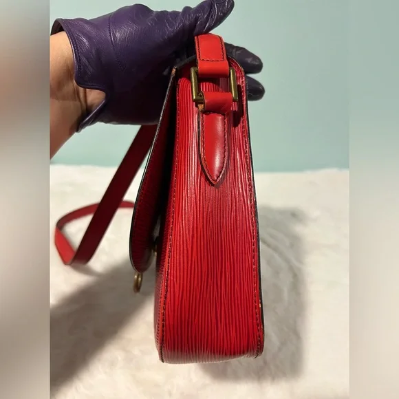 Louis Vuitton St Cloud in Red Epi MM size. Great condition vintage piece.